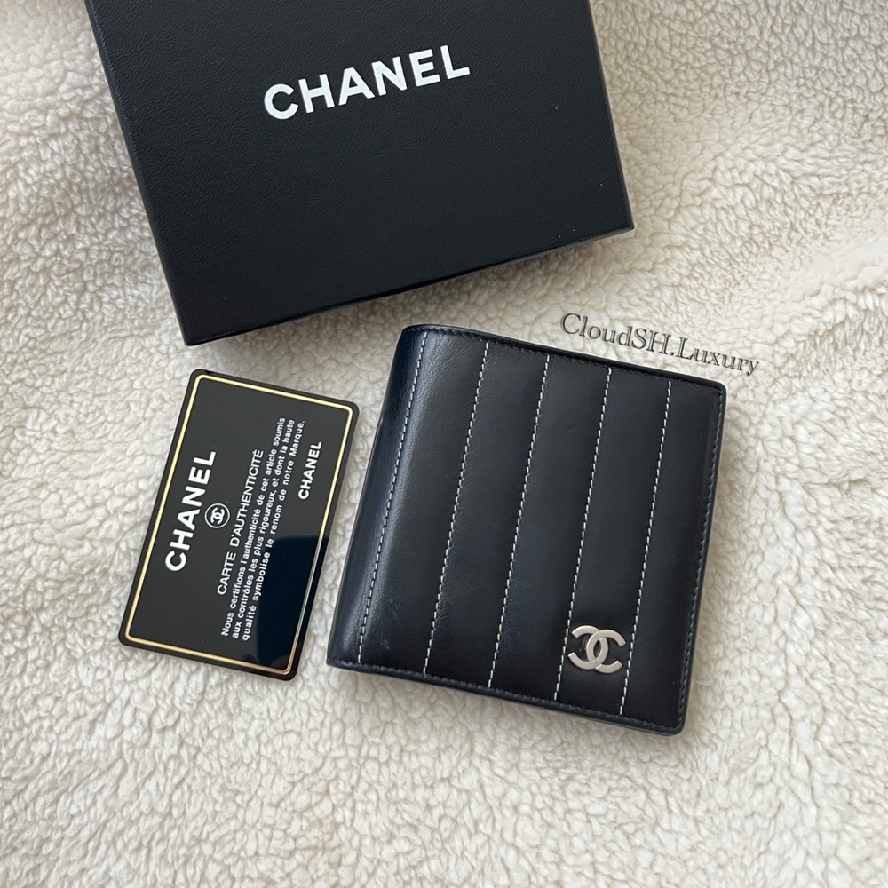 Auth Chanel Classic CC Logo Black Bi-fold Wallet w/ Silver hardware